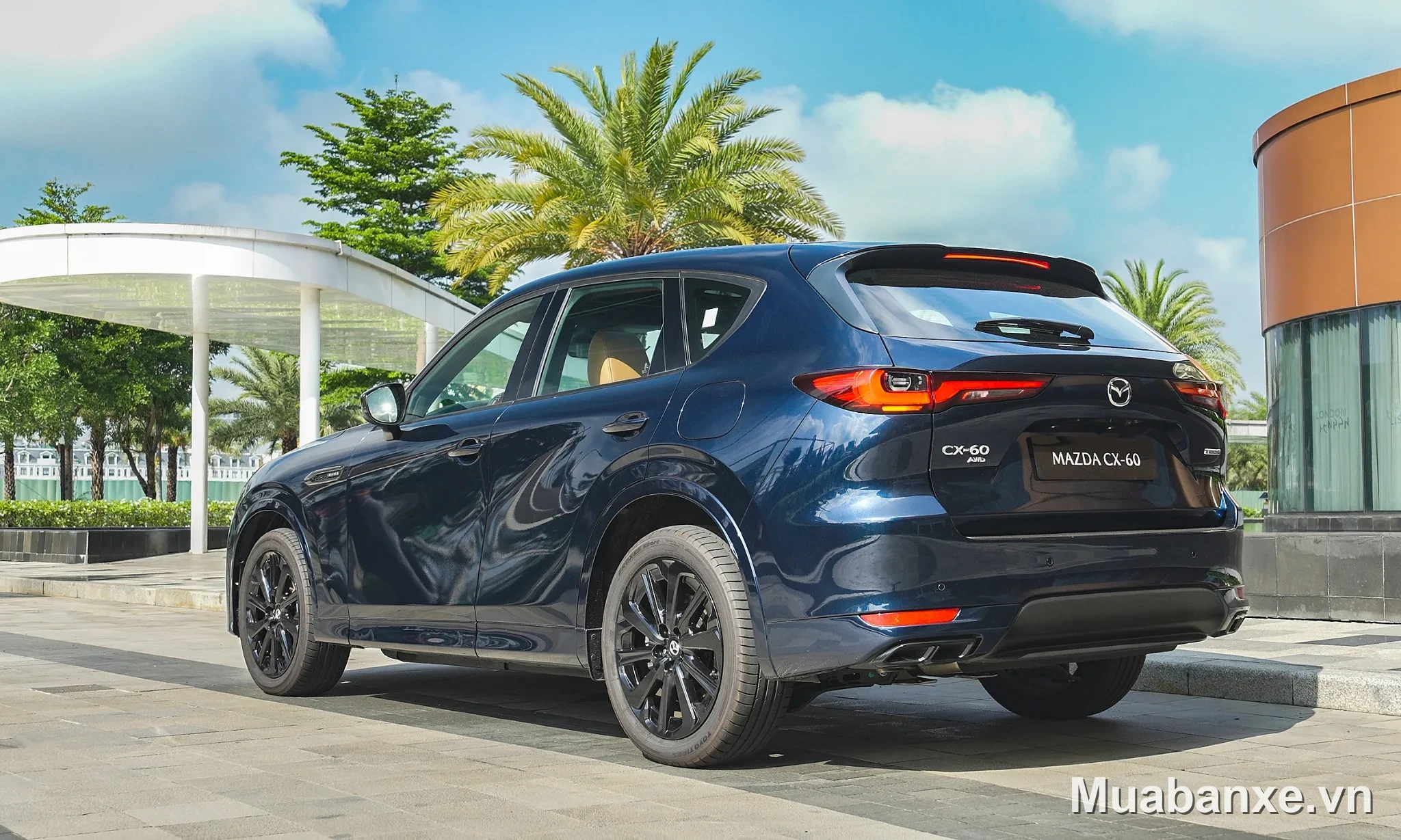 Mazda CX-60 màu xanh dương Mazda CX-60 màu xanh dương nhìn từ phía sau