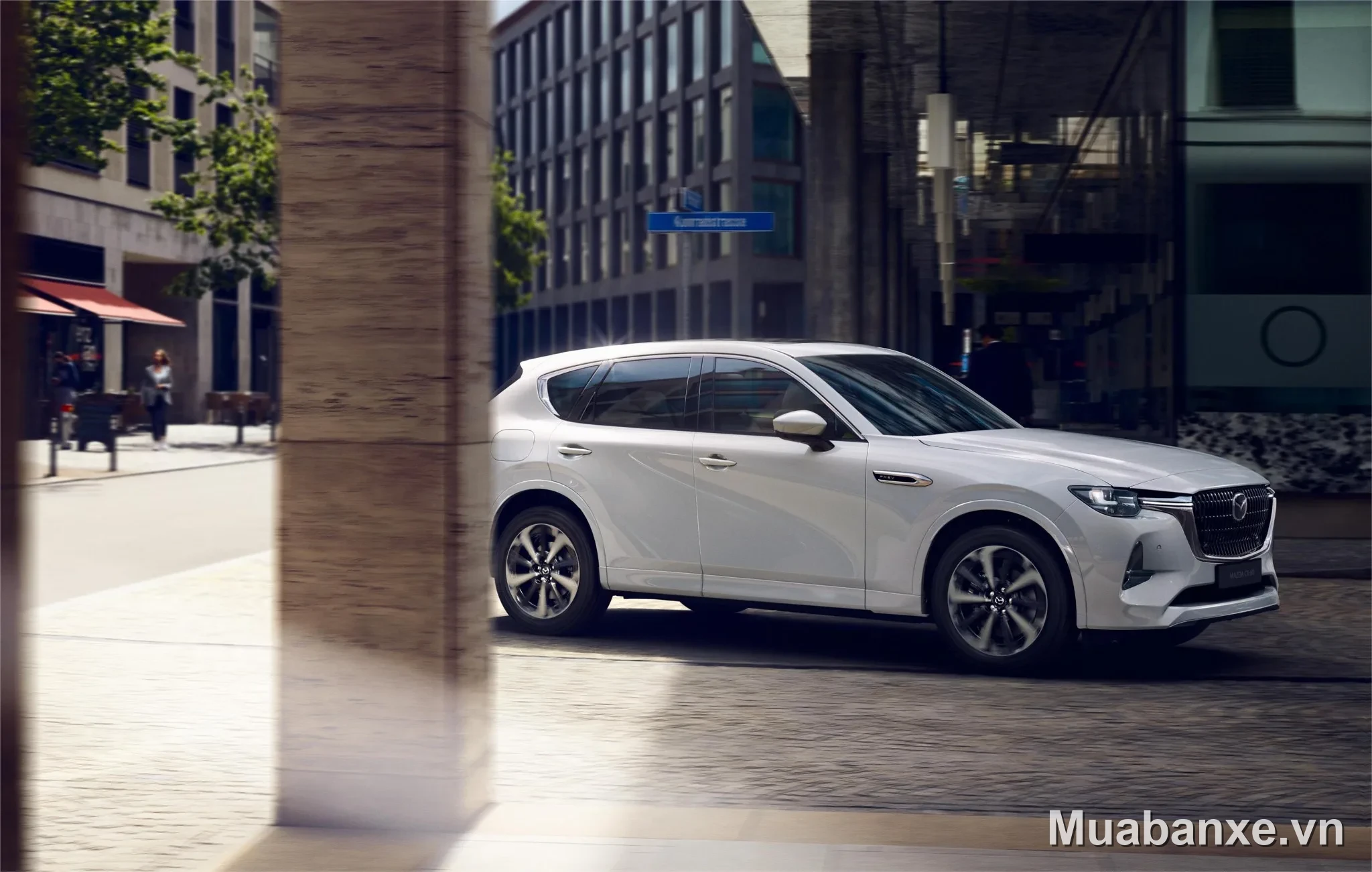 Mazda CX-50 màu trắng 3/4 trước Mazda CX-50 màu trắng 3/4 trước trong không gian đô thị.