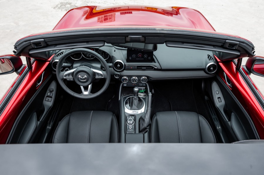 Thiết kế vô lăng và táp lô mazda mx 5 