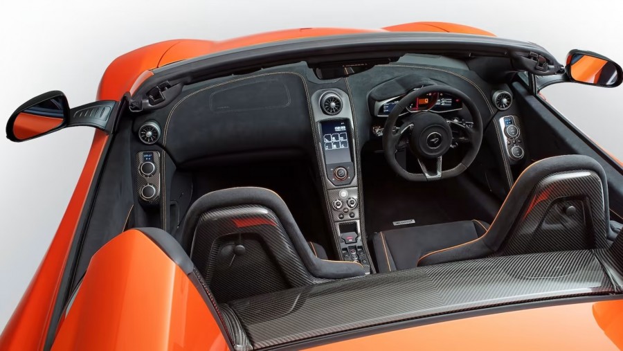 Thiết kế vô lăng và táp lô mclaren 650s spider 