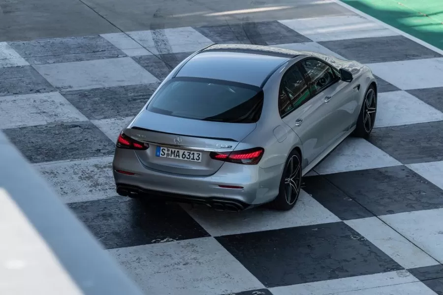 Thiết kế đuôi xemercedes amg e63