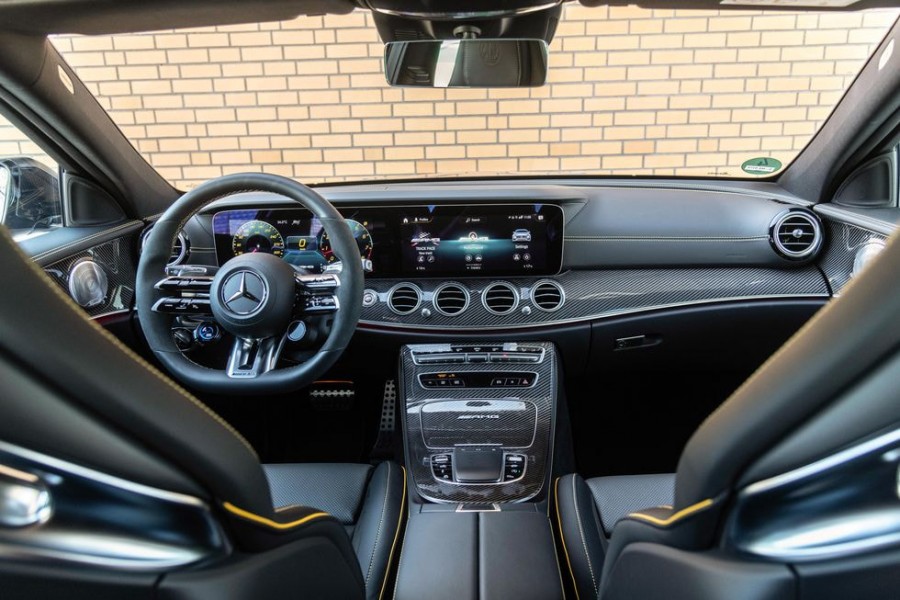 Thiết kế vô lăng và táp lô mercedes amg e63 