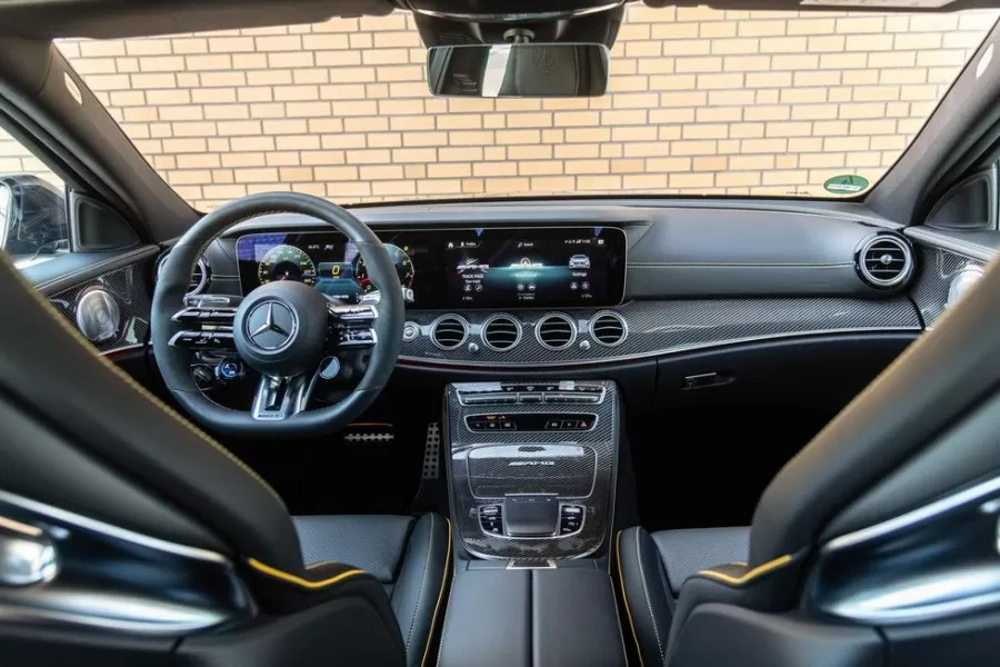 Thiết kế vô lăng và táp lô mercedes amg e63