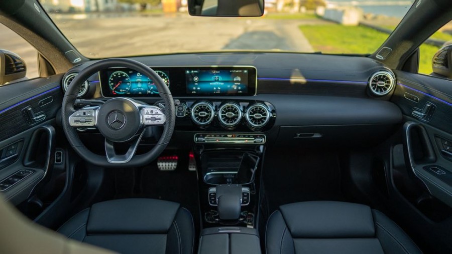 Thiết kế vô lăng và táp lô mercedes cla 250 