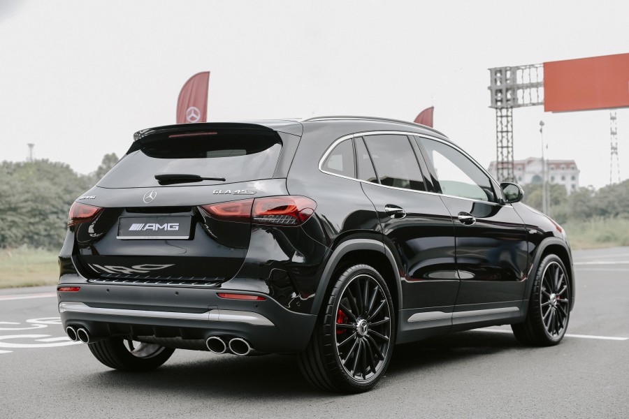 Thiết kế đuôi xe mercedes gla 45 amg 