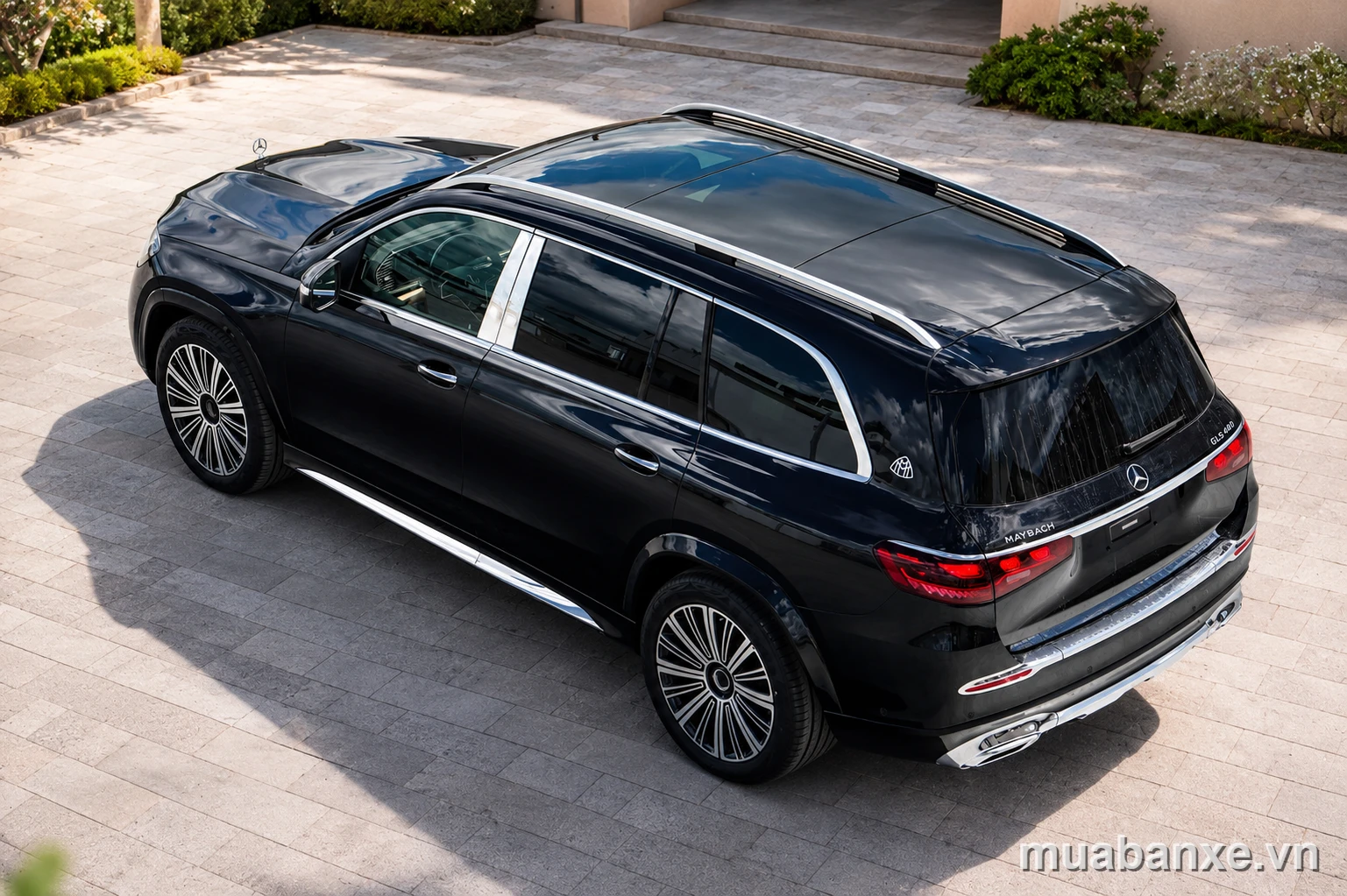 Maybach đen trong sân villa sang trọng
