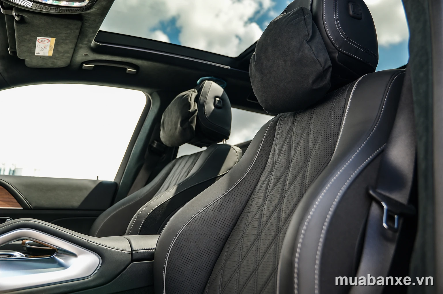 Nội thất Mercedes-Maybach dưới mái kính