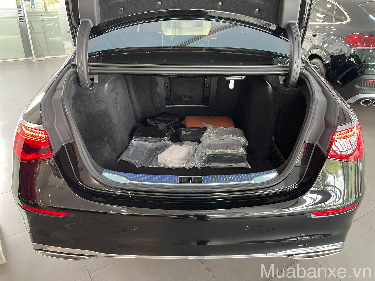 khoang hanh li tren xe mercedes s450 tinbanxe vn