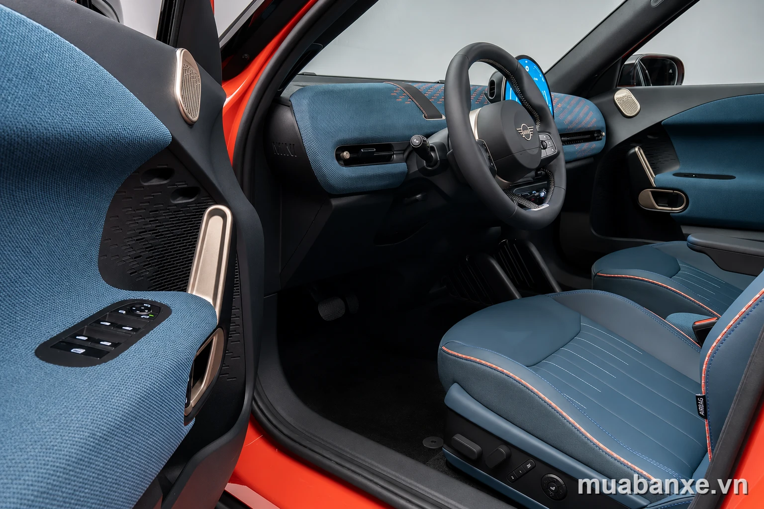 Khoang lái MINI Aceman cửa mở