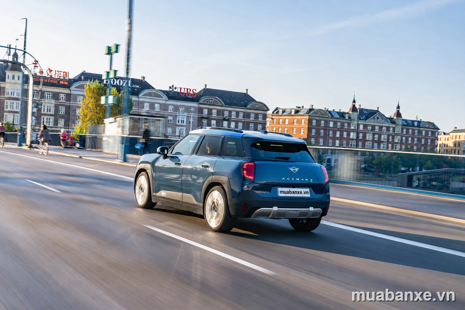 Mini Aceman xanh lướt qua Copenhagen
