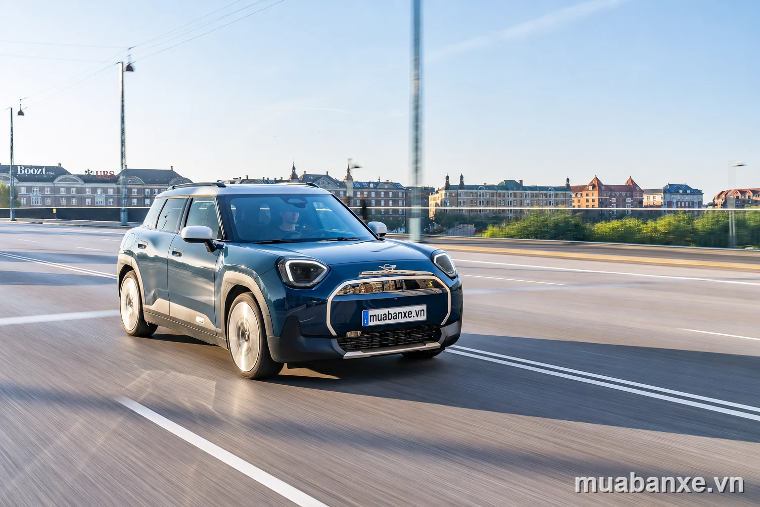 Mini Aceman xanh trên cầu ven sông