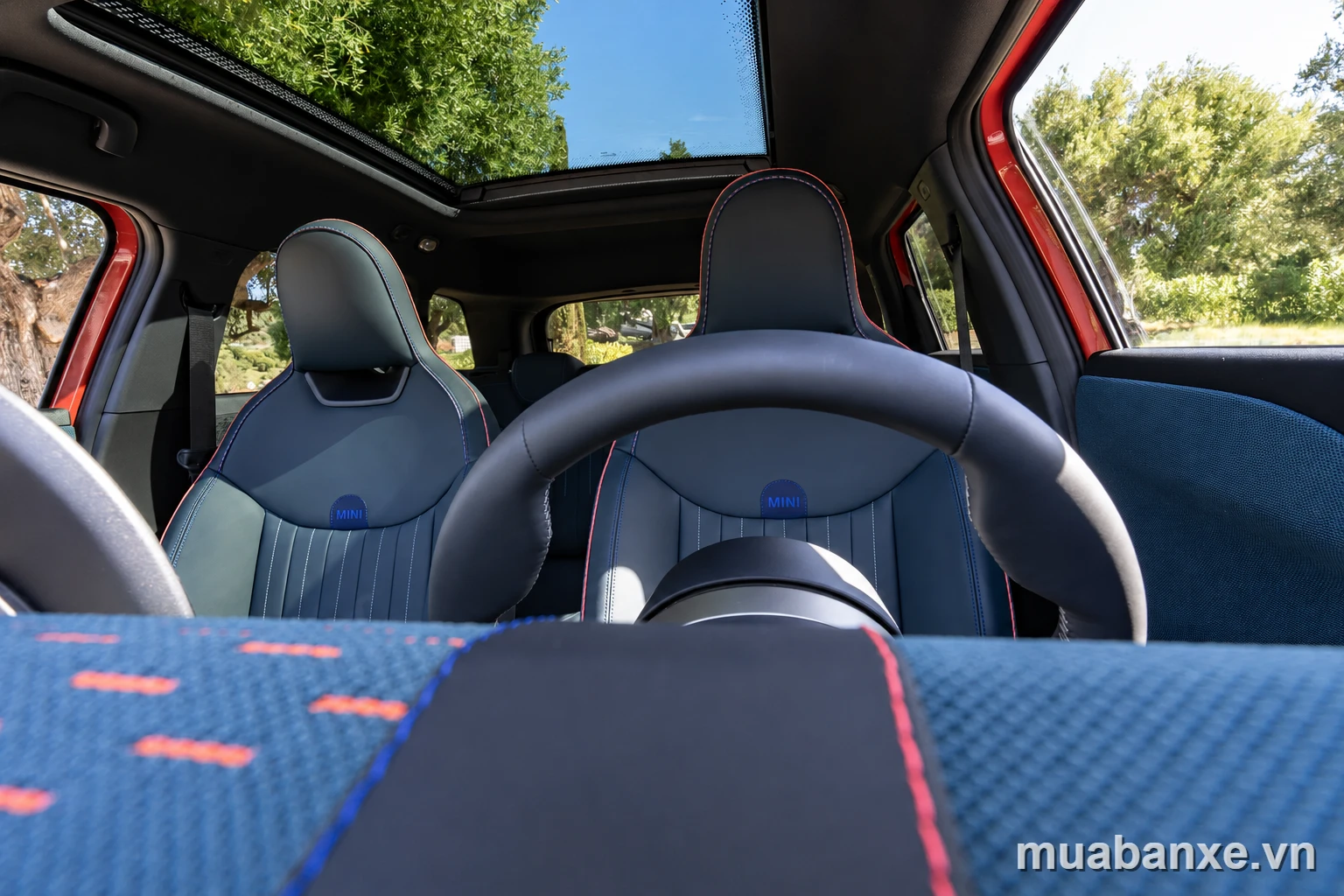 Nội thất Mini Aceman dưới nắng