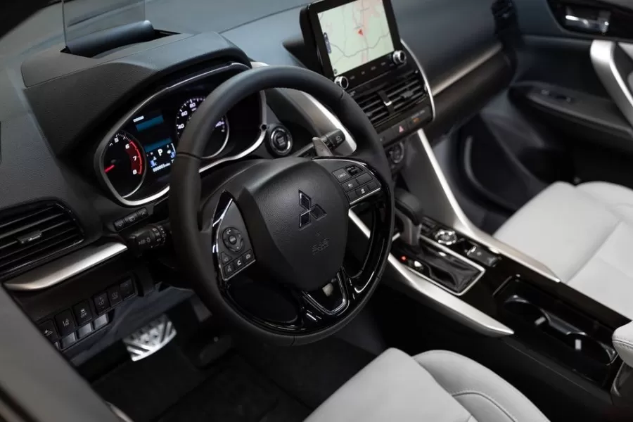 Thiết kế vô lăng và táp lô mitsubishi eclipse cross