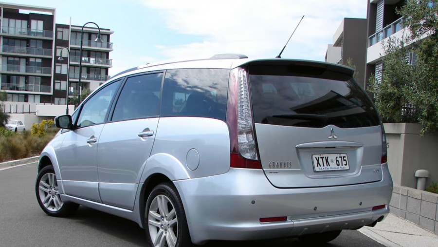 Thiết kế đuôi xe mitsubishi grandis