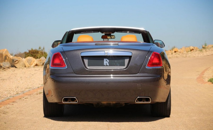 Thiết kế đuôi xe rolls royce dawn 