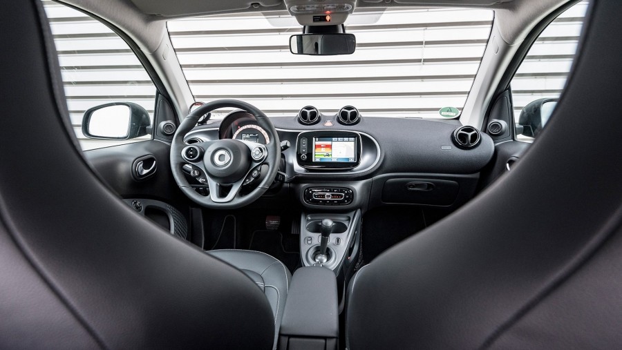 Thiết kế vô lăng và táp lô smart fortwo electric drive