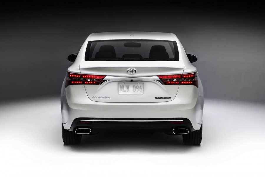 Thiết kế đuôi xe toyota avalon 