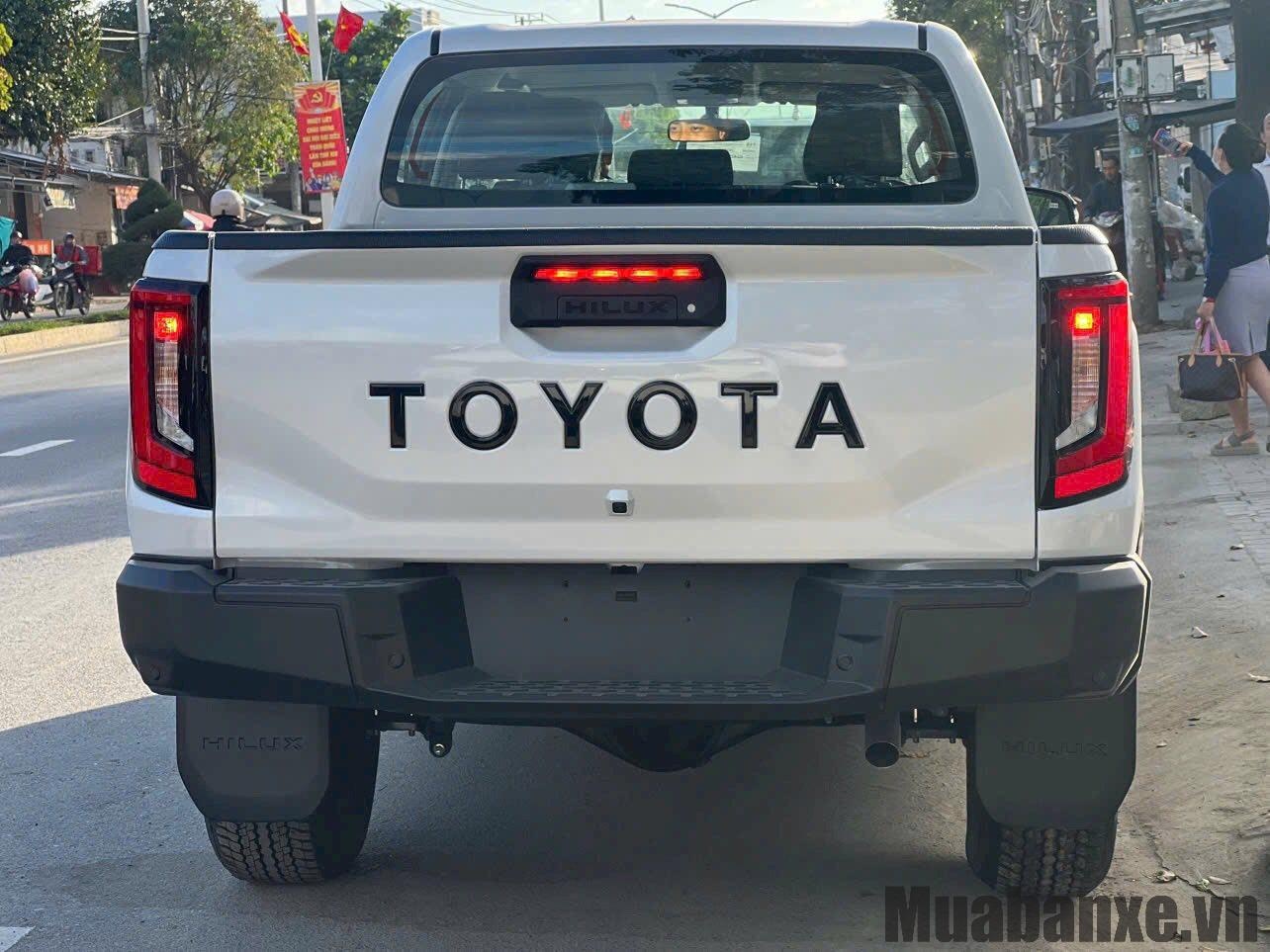 duoi xe toyota hilux