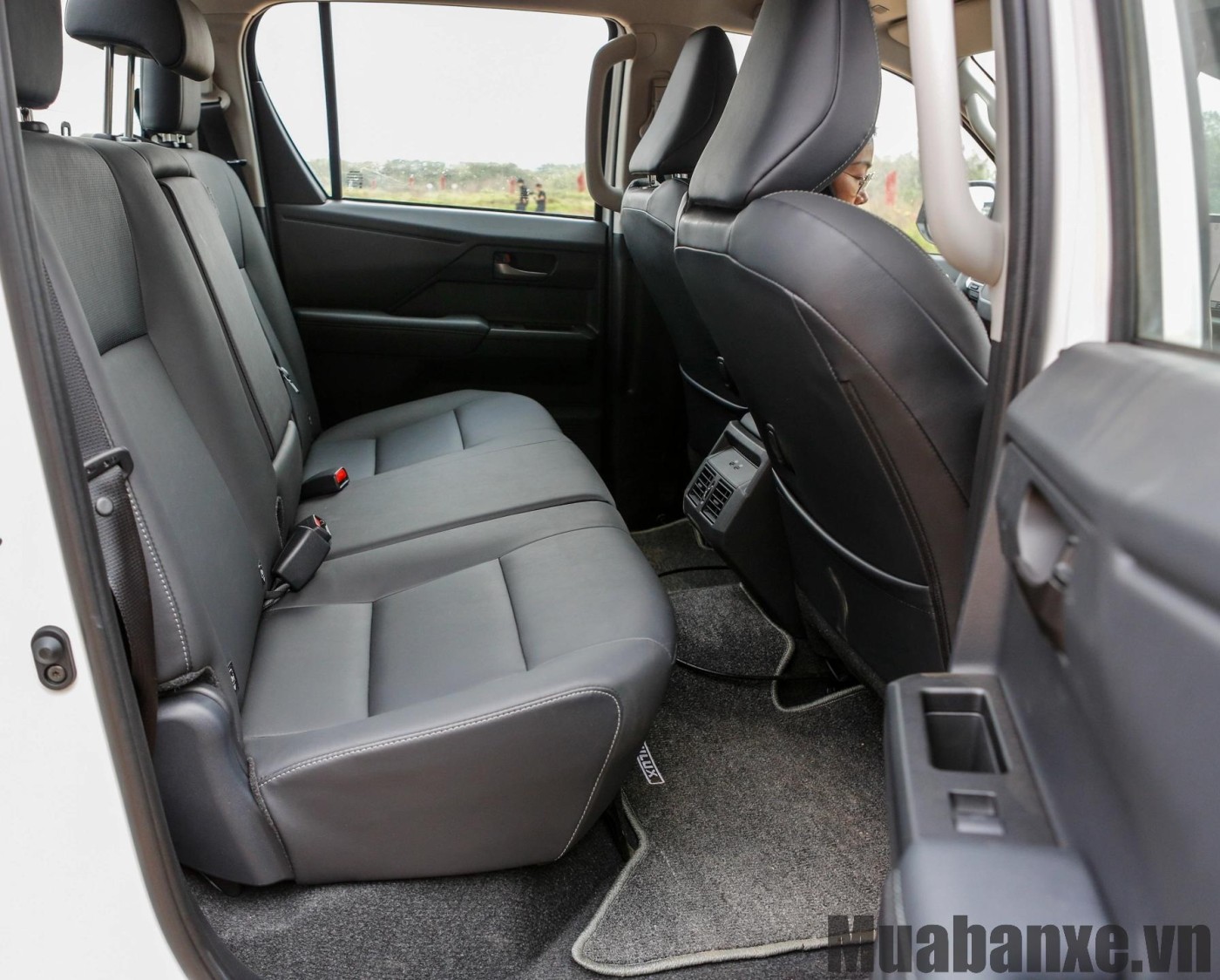 hang ghe sau tren xe toyota hilux