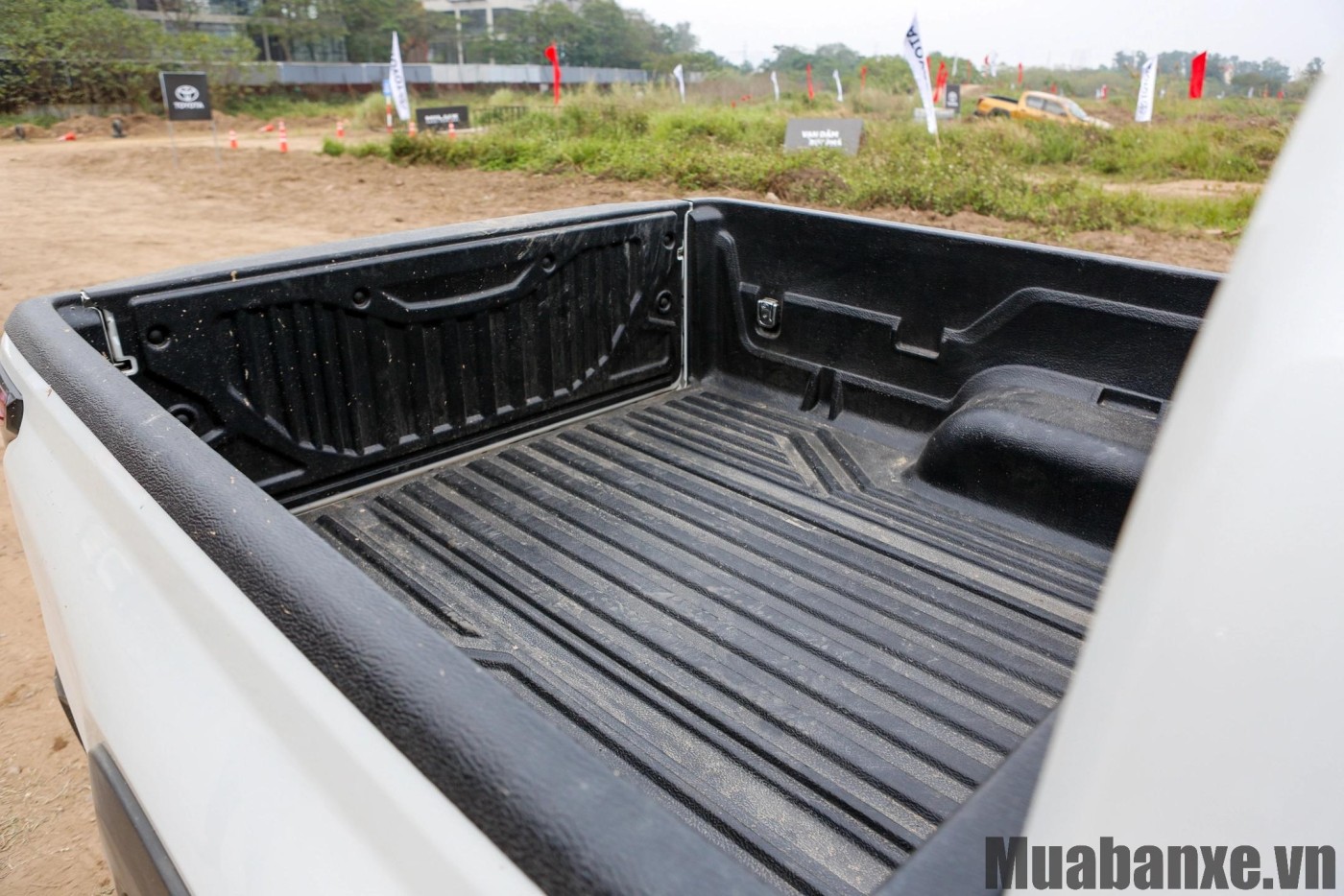 thung hang tren xe toyota hilux