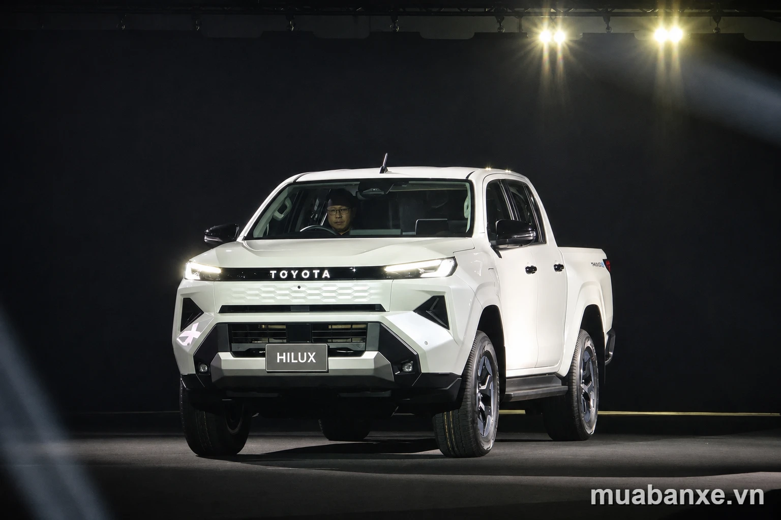 Toyota Hilux dưới đèn sân khấu