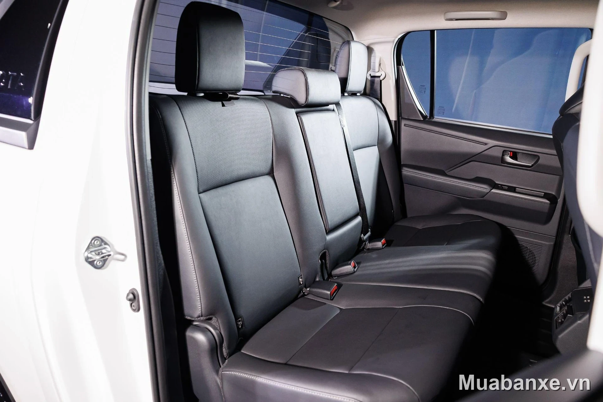 Toyota Hilux hàng ghế sau rộng rãi và thoải mái