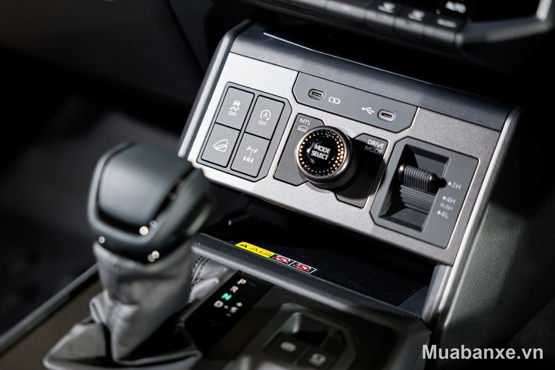 Toyota Hilux cần số và bảng điều khiển
