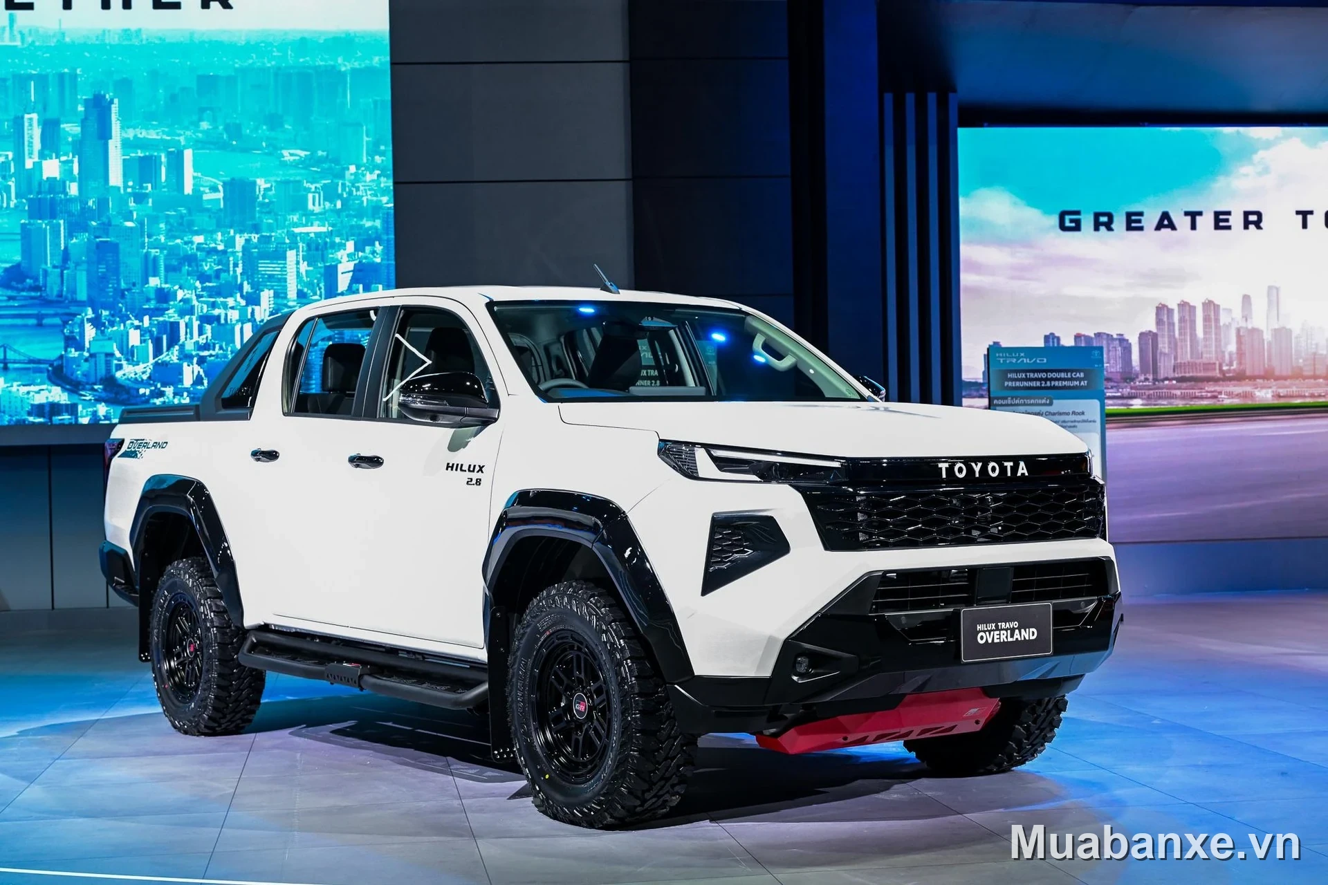 Toyota Hilux màu trắng góc 3/4 trước, nổi bật với thiết kế mạnh mẽ.