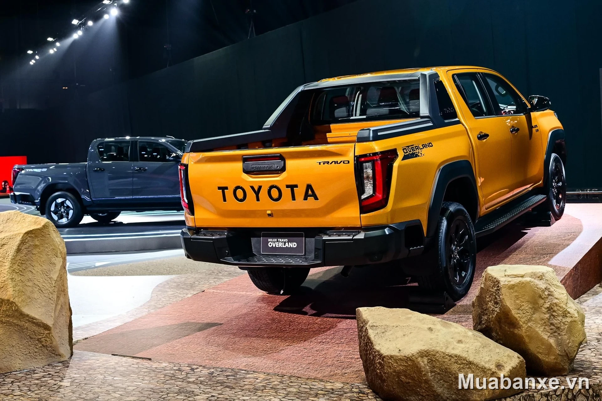 Toyota Hilux màu vàng 3/4 sau tại triển lãm
