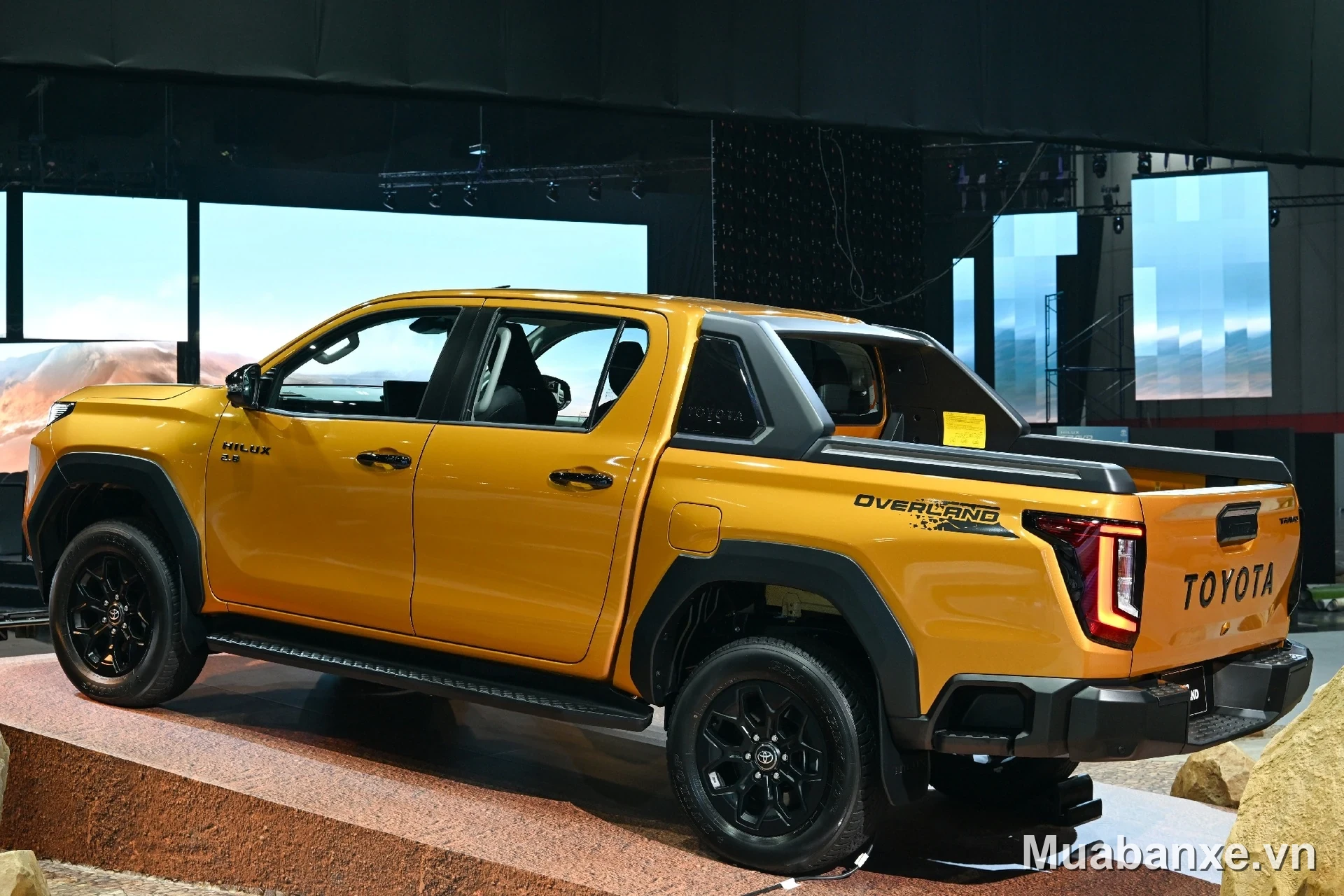 Toyota Hilux màu vàng 3/4 sau, nổi bật và mạnh mẽ.