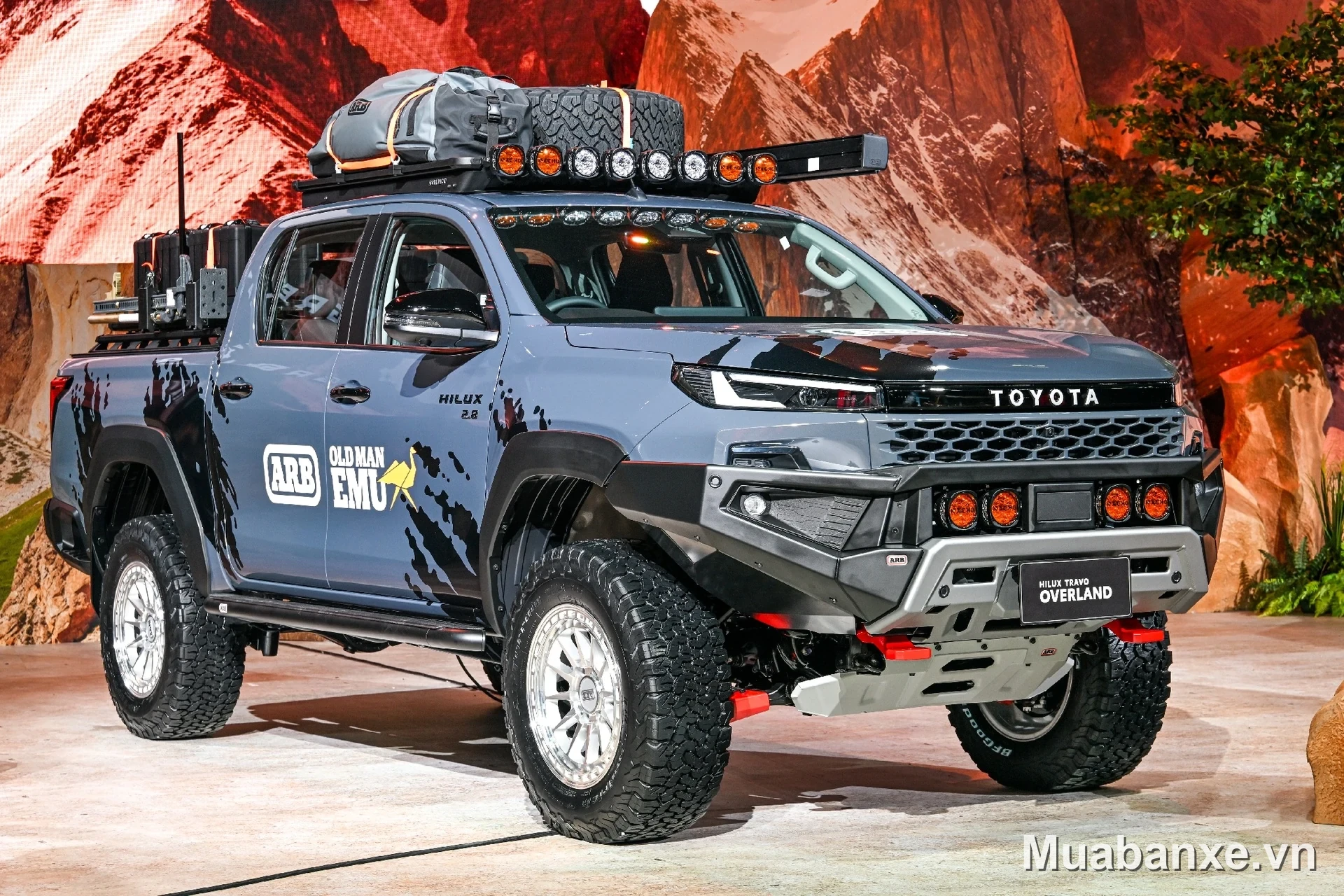 Toyota Hilux màu xám 3/4 trước, thiết kế mạnh mẽ và hiện đại.