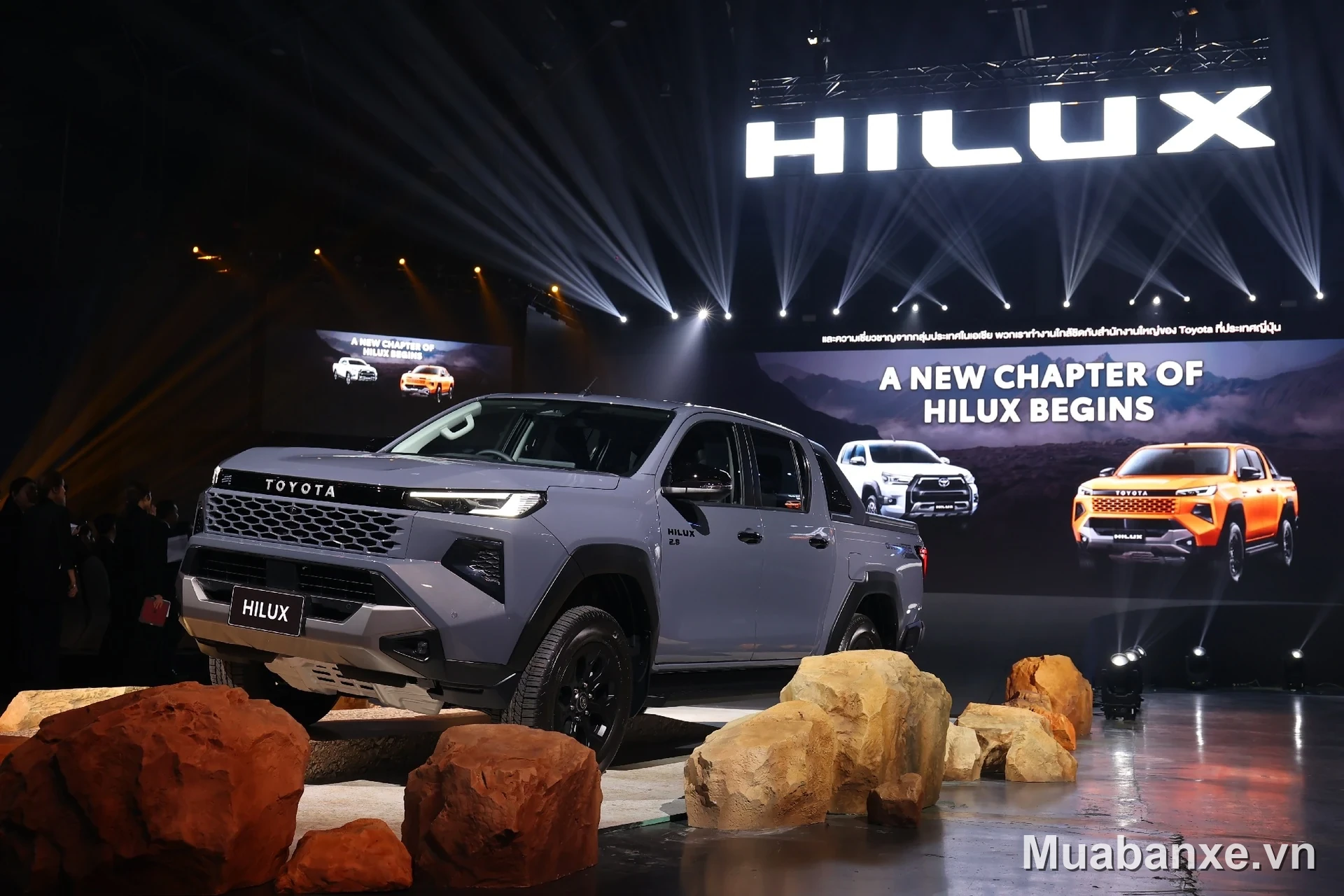 Toyota Hilux thế hệ mới màu xám 3/4 trước tại sự kiện ra mắt