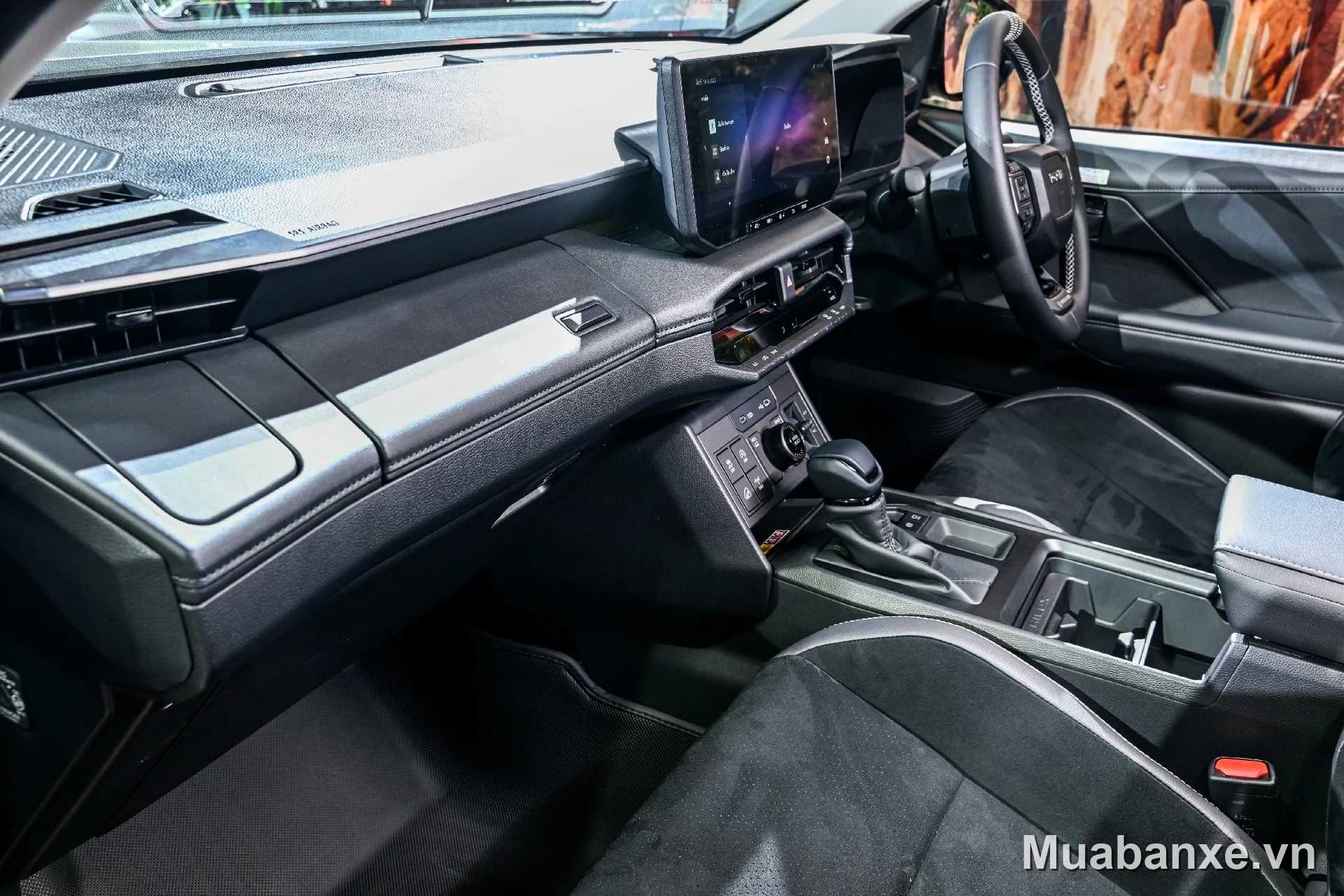 Nội thất Toyota Hilux thế hệ mới với bệ trung tâm hiện đại (góc khác)
