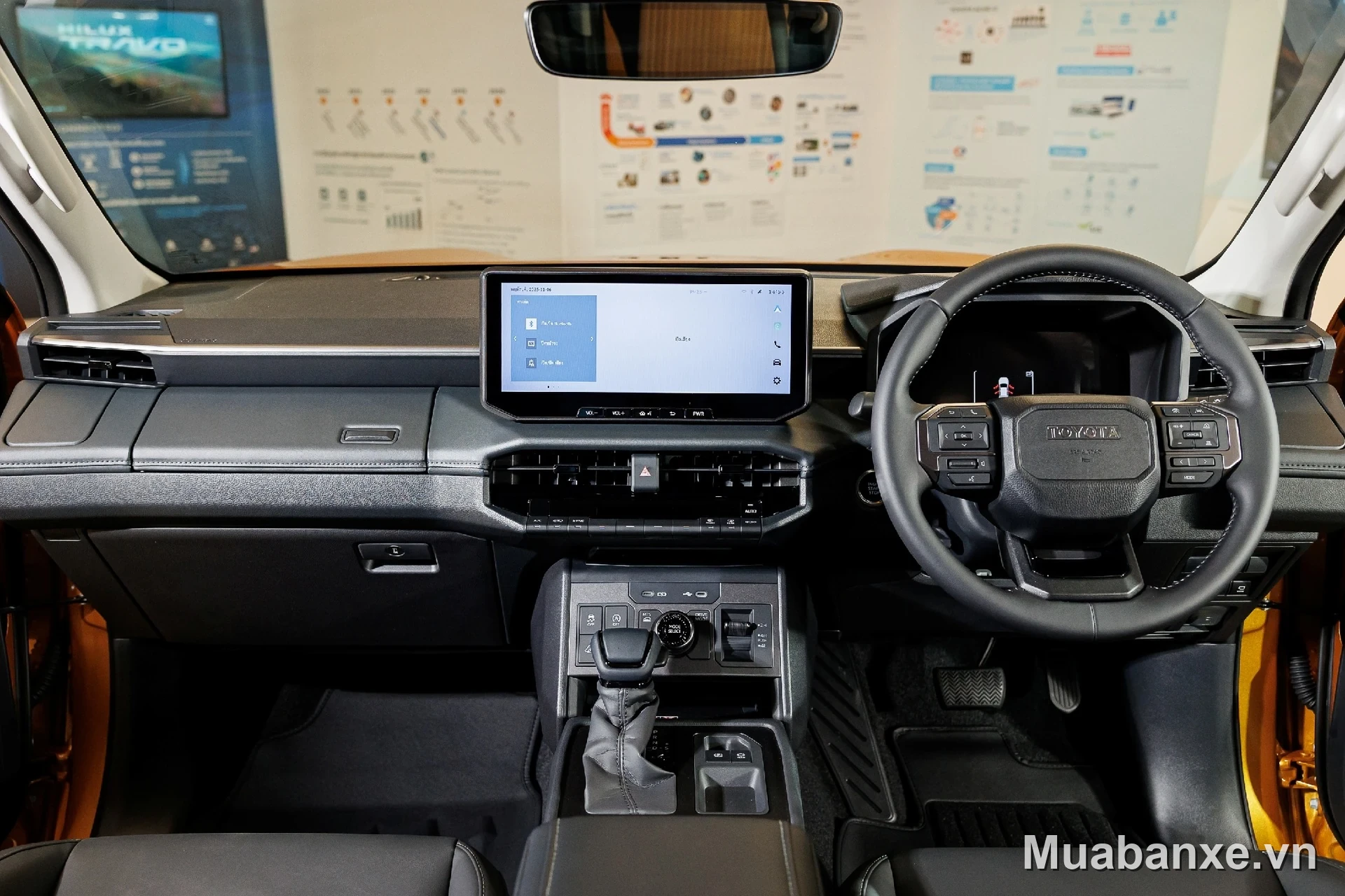 Nội thất Toyota Hilux thế hệ mới với bệ trung tâm hiện đại