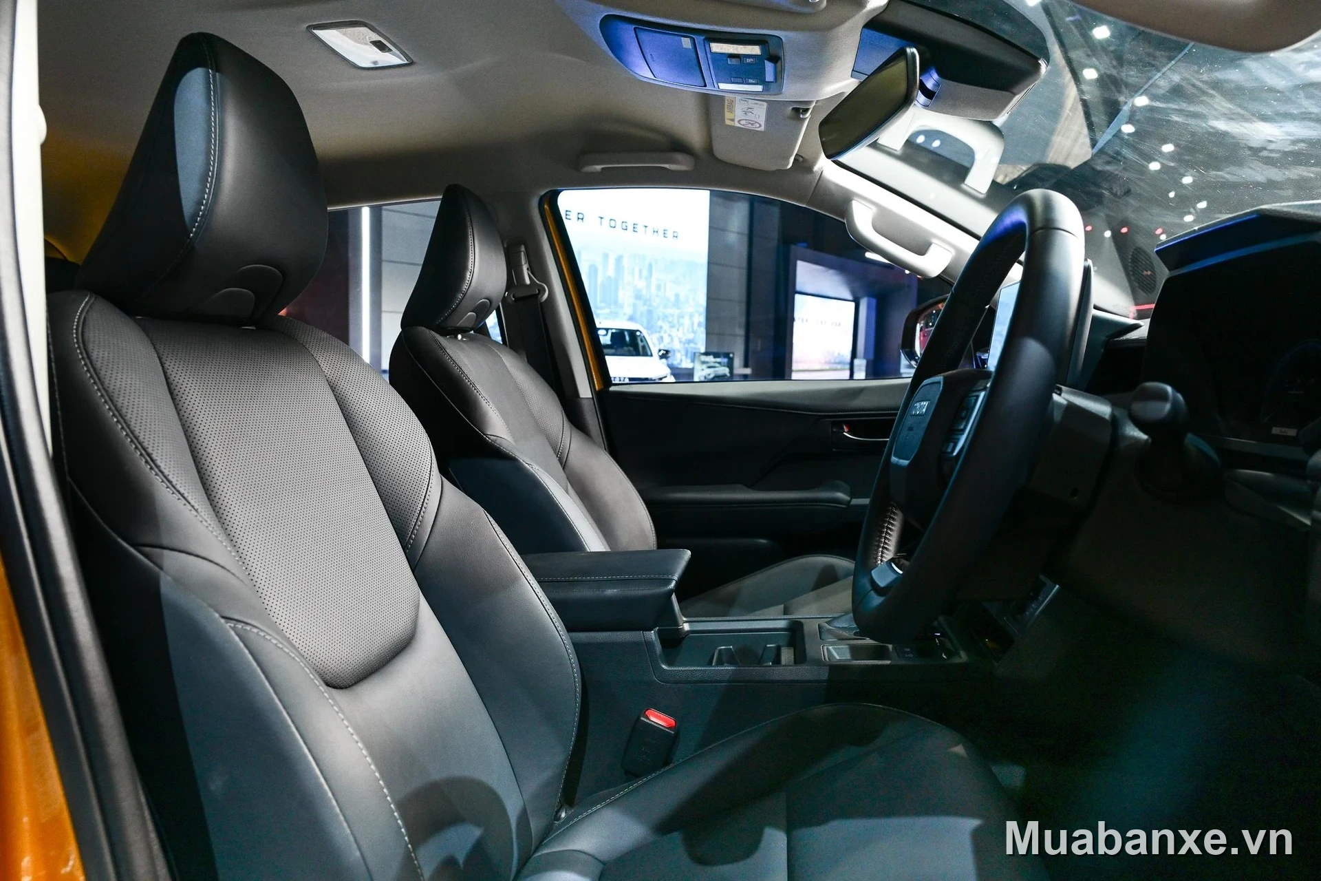 Toyota Hilux hàng ghế trước với thiết kế hiện đại và tiện nghi