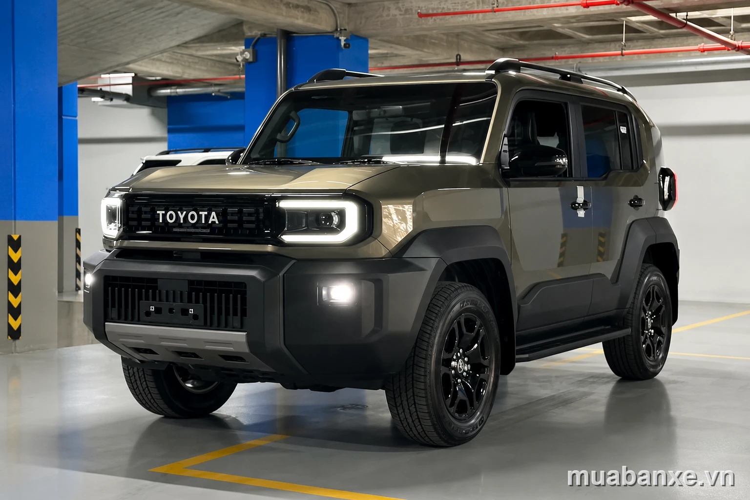 Land Cruiser FJ ô liu trong showroom