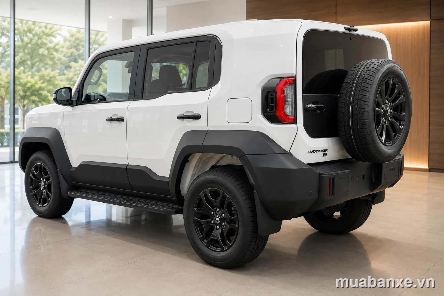 Land Cruiser FJ trong showroom hiện đại