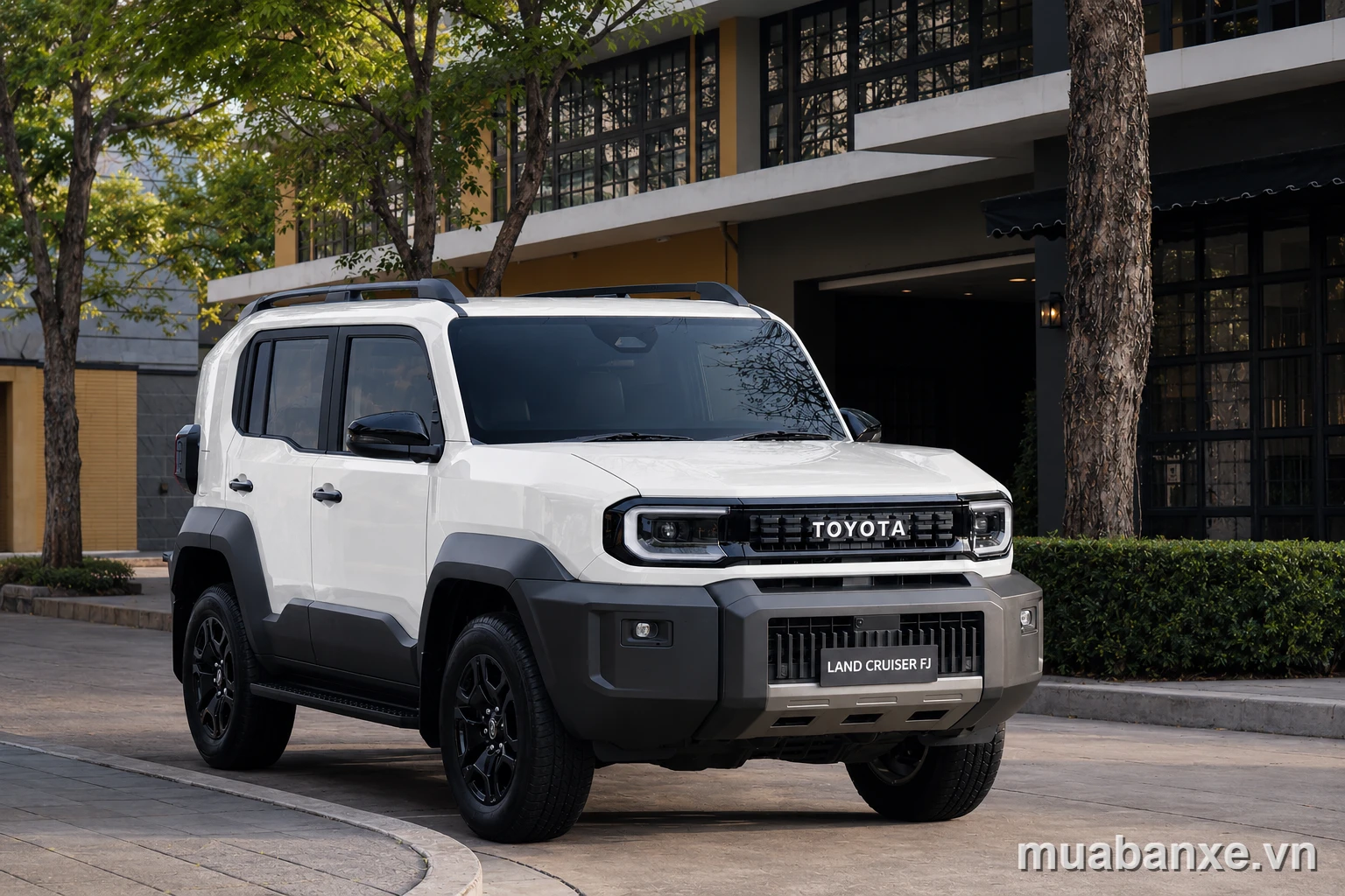 Toyota FJ trắng trước sảnh kính