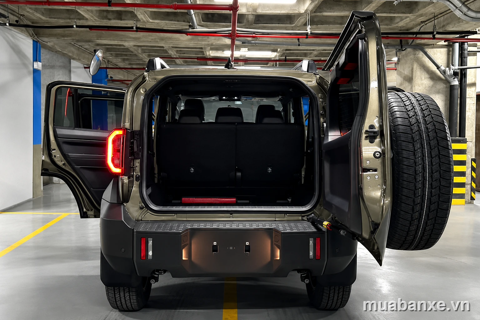 Toyota Land Cruiser FJ mở cốp sau