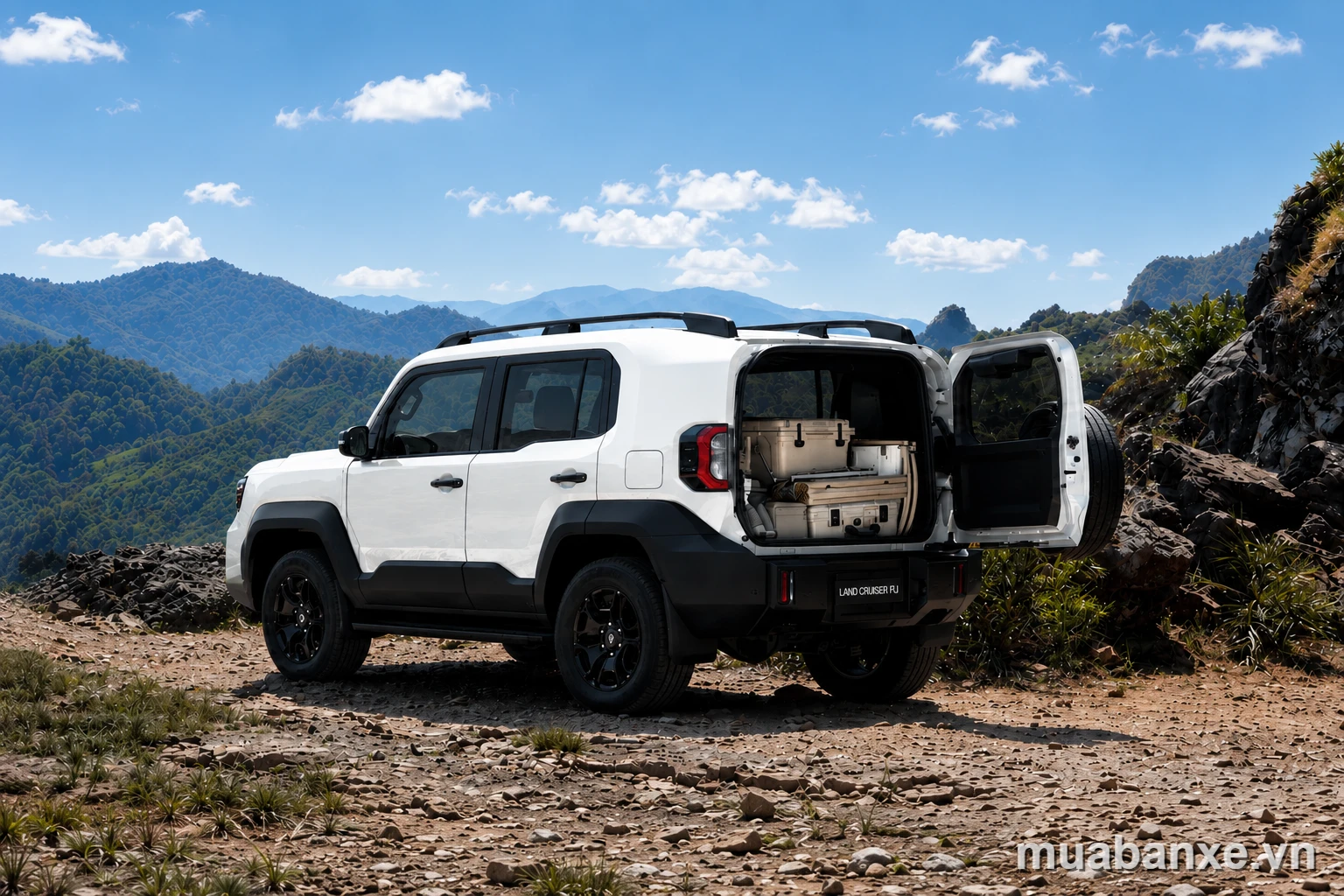 Toyota Land Cruiser FJ mở cốp