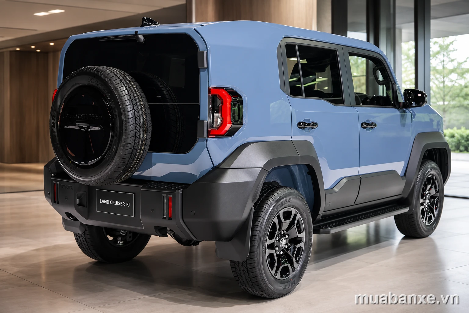 Toyota Land Cruiser FJ tại showroom