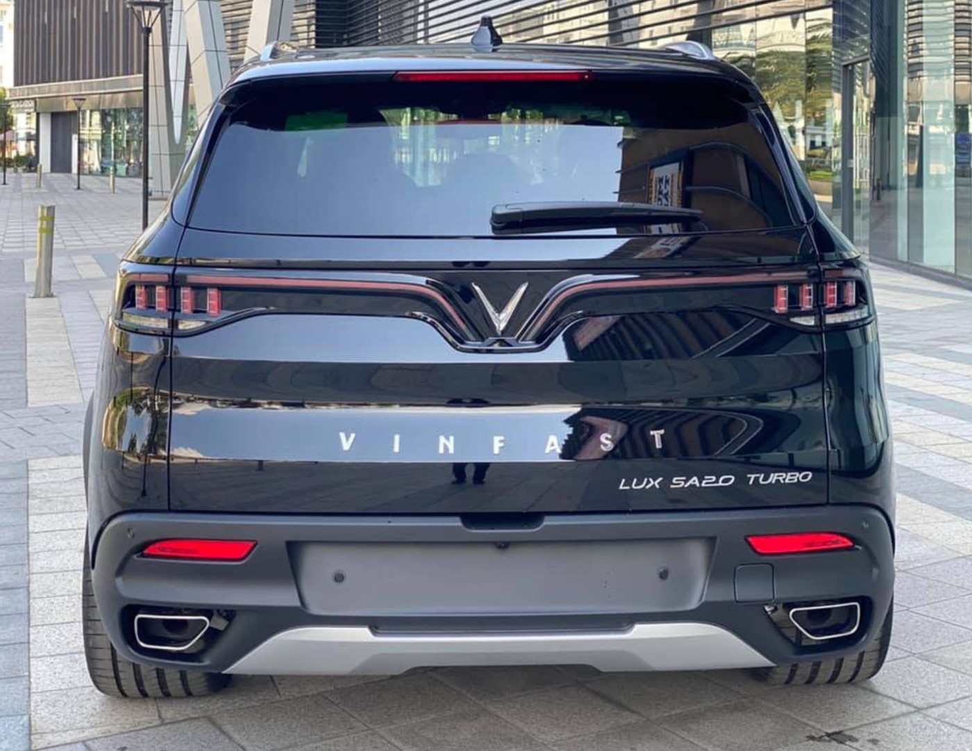 duoi xe vinfast lux sa 2 0 tinbanxe vn