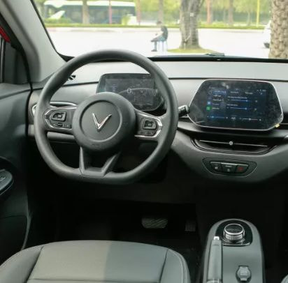 Vô lăng trợ lực điện nhẹ nhàng giúp đánh lái VinFast VF5 Plus dễ dàng
