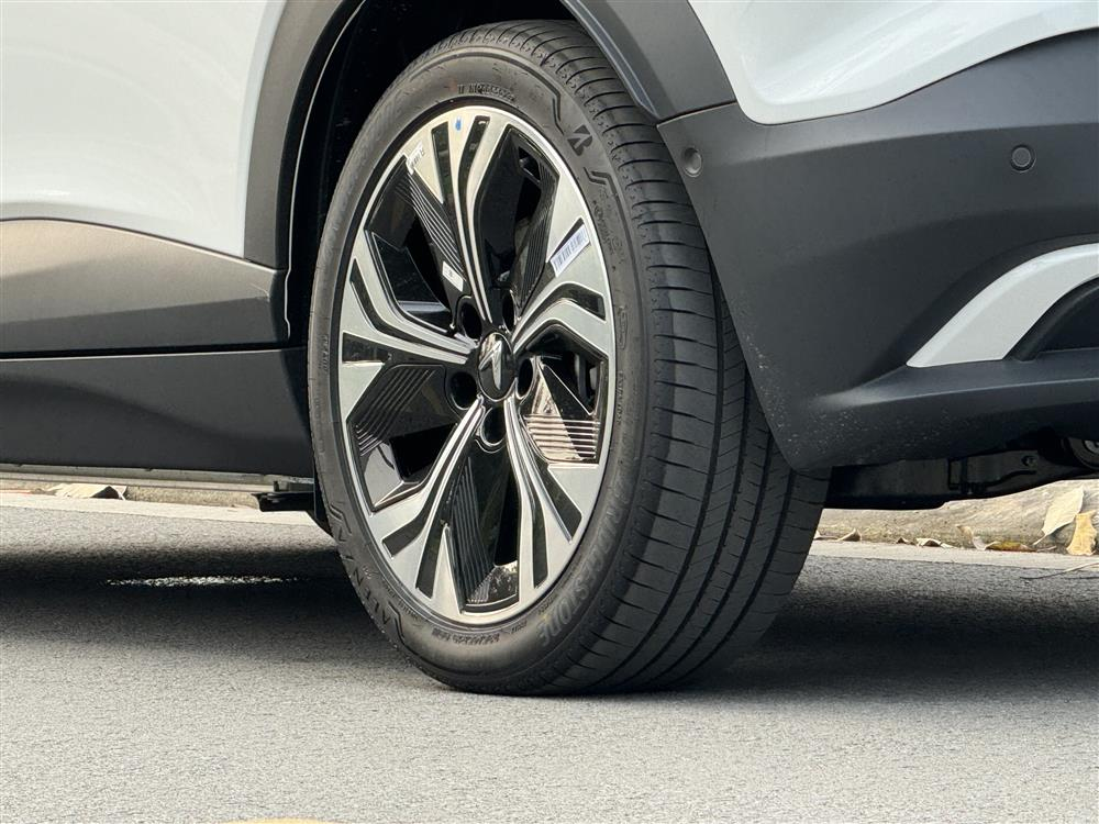  Mâm hợp kim 17 inch thiết kế 5 chấu kép trên phiên bản VinFast VF6 Base