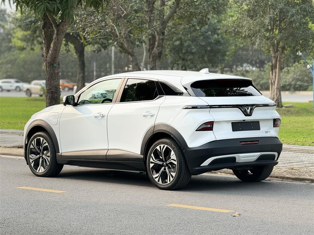 Ngoại thất xe điện VinFast VF6 màu trắng - góc nhìn chính diện với thiết kế Pininfarina