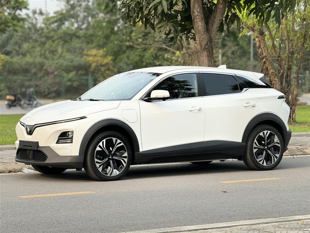 Thiết kế thân xe VinFast VF6 màu trắng nhìn từ bên hông - đường nét mềm mại, tay nắm cửa ẩn/lật