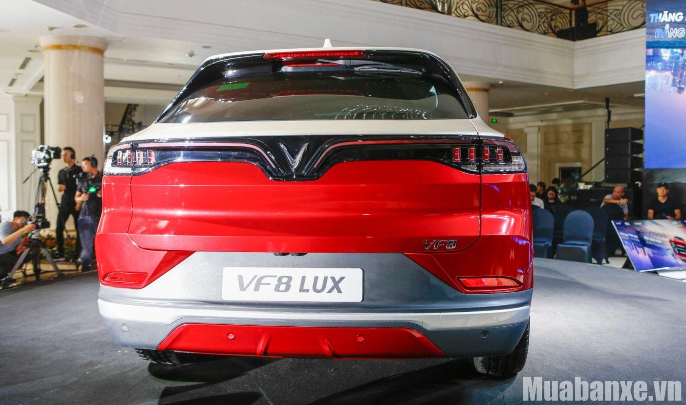 duoi xe vinfast vf8 tinbanxe vn