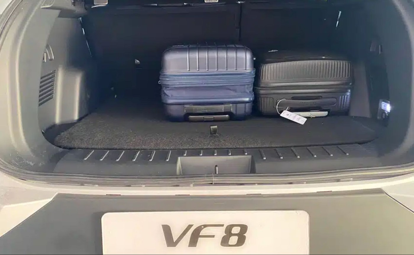khoang hanh li tren xe vinfast vf8