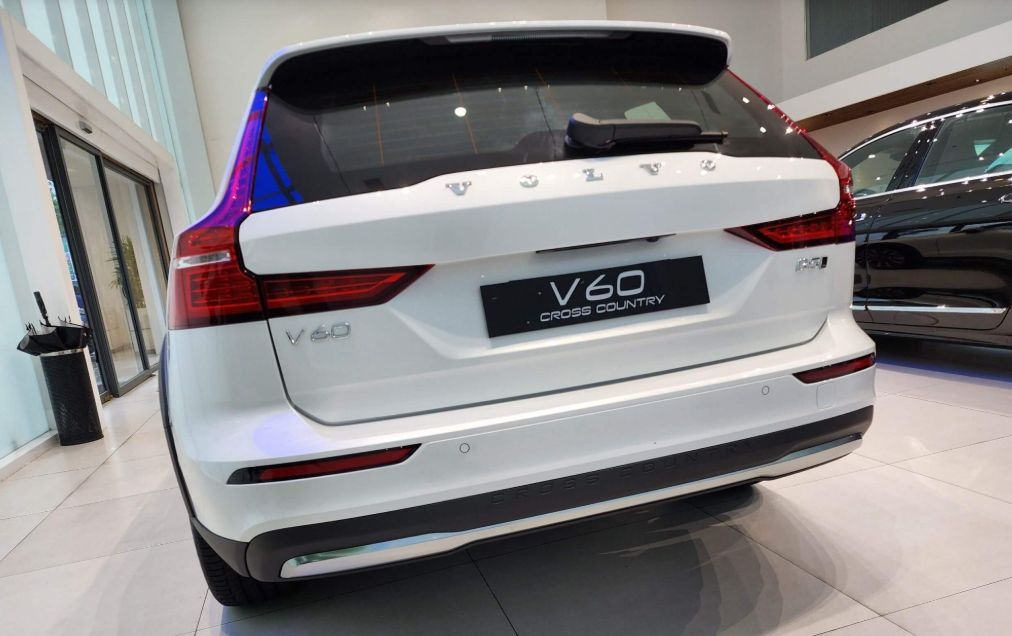 duoi xe volvo v60 