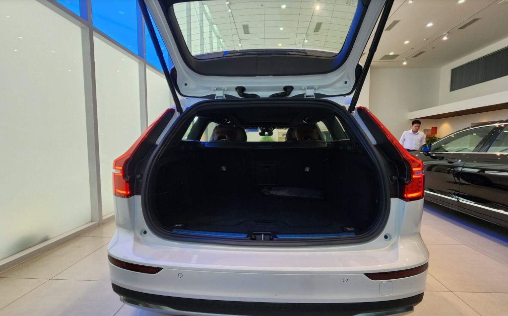 khoang hanh ly volvo v60 